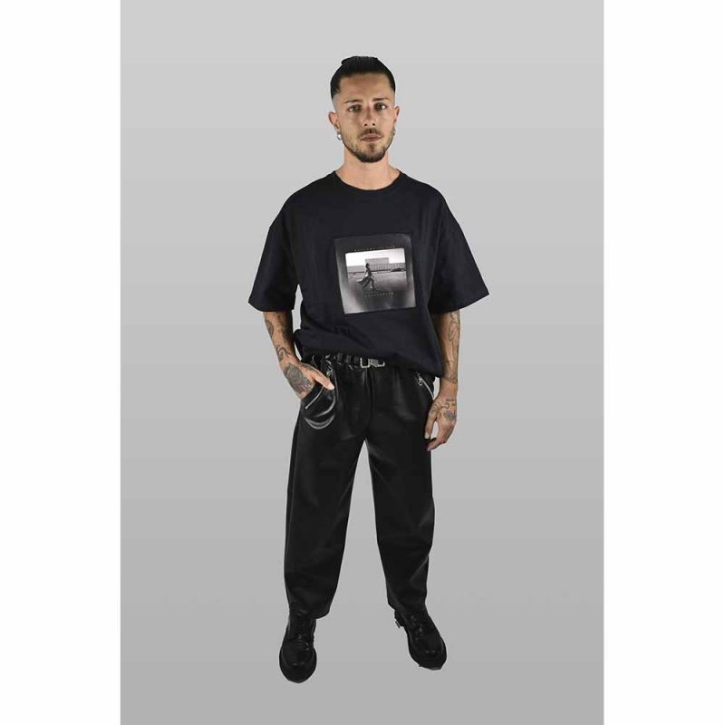 black t-shirt and pants techno